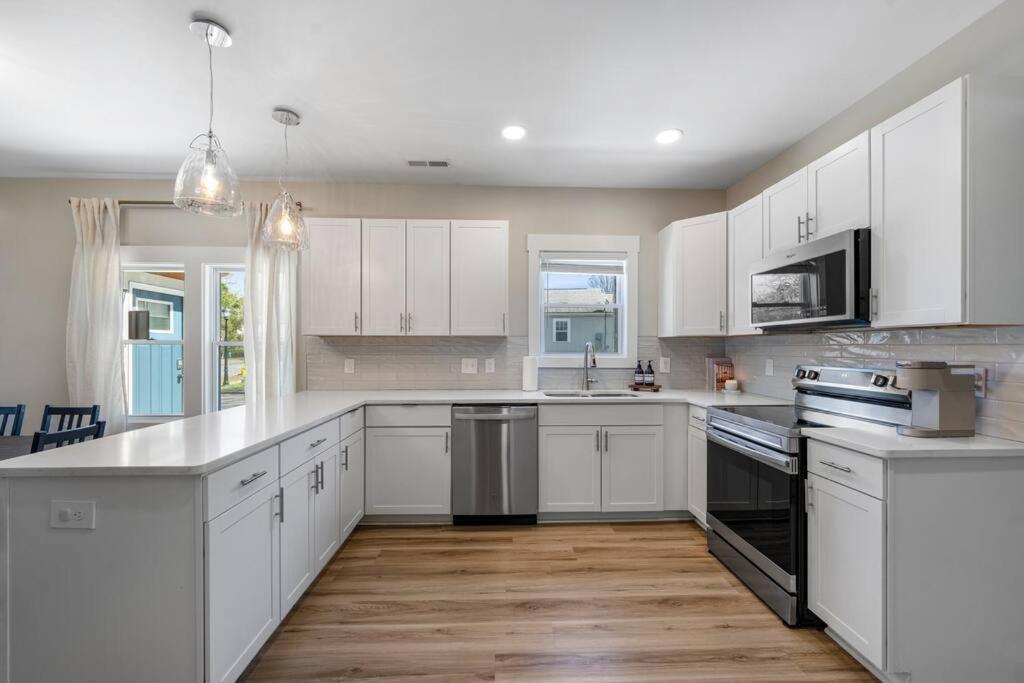 Brand New Cozy Modern Bungalow W/Hot Tub+Movieroom 7 Min From Uptown Charlotte Bagian luar foto