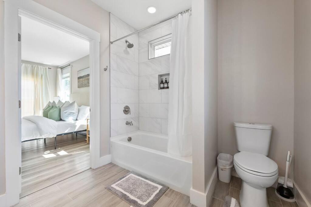 Brand New Cozy Modern Bungalow W/Hot Tub+Movieroom 7 Min From Uptown Charlotte Bagian luar foto