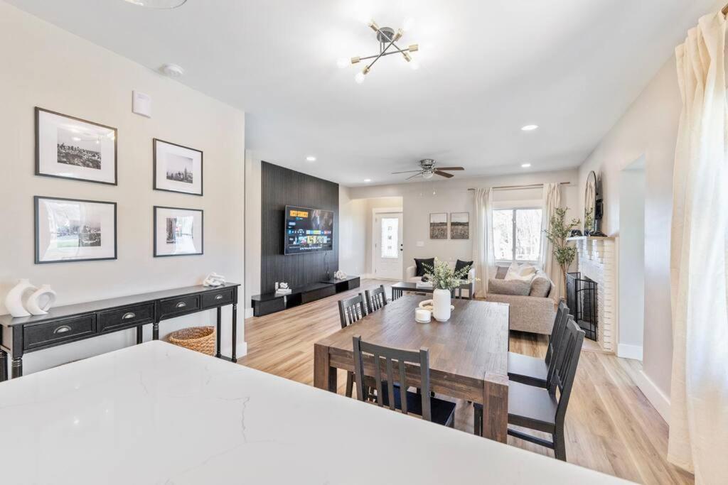 Brand New Cozy Modern Bungalow W/Hot Tub+Movieroom 7 Min From Uptown Charlotte Bagian luar foto