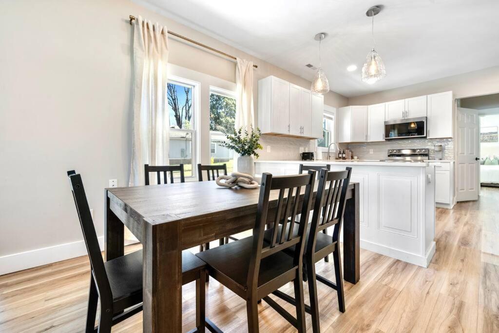 Brand New Cozy Modern Bungalow W/Hot Tub+Movieroom 7 Min From Uptown Charlotte Bagian luar foto